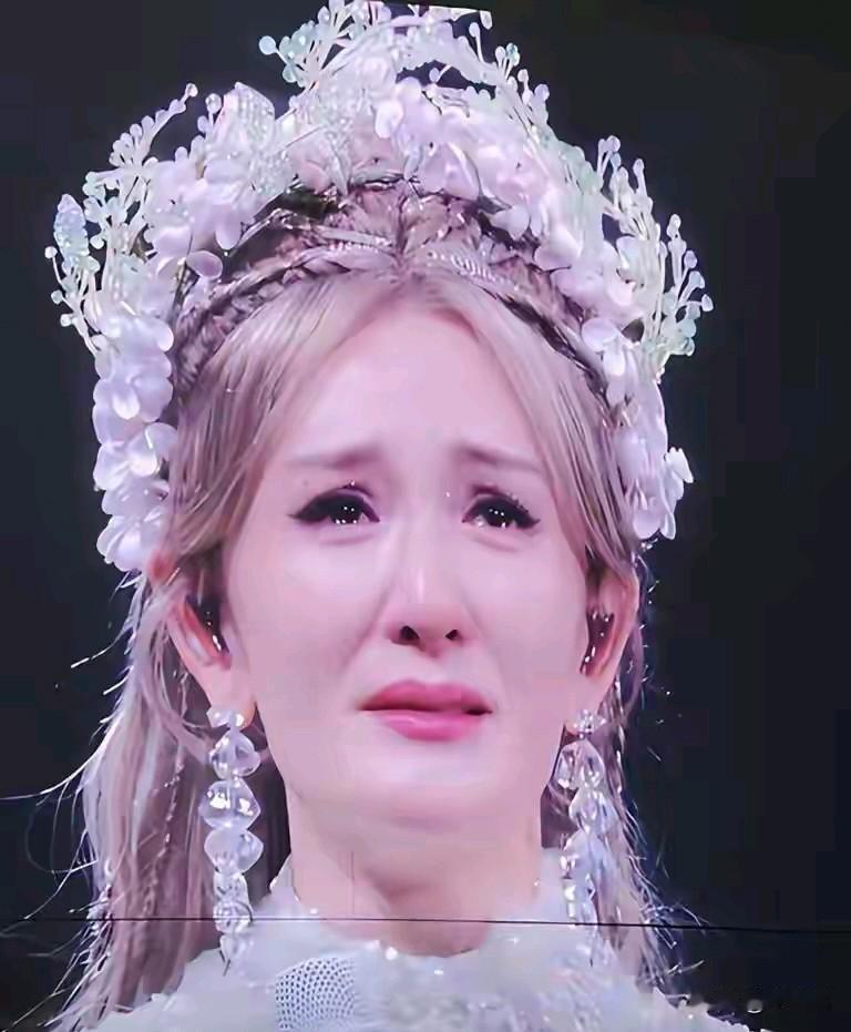 晒幸福会晒爆的，幸福需要捂着爱、幸福需要不官宣，不张扬，不炫耀。

谢霆锋的演唱