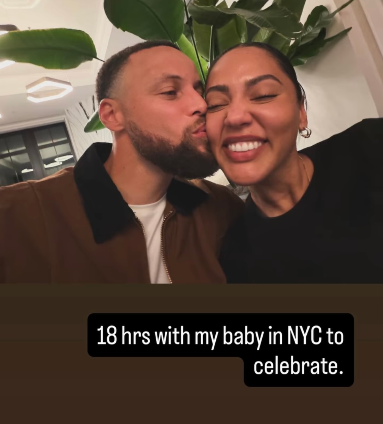 Ayesha百忙中飞到纽约除了陪库里过生日以外 应该还有其他重要的事来庆祝下Cu