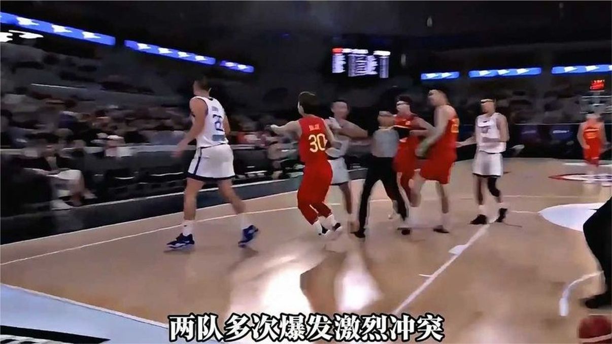 领先20分，杜锋竟还大怒训斥队员，铁帅杜锋掌管的男篮不能容忍