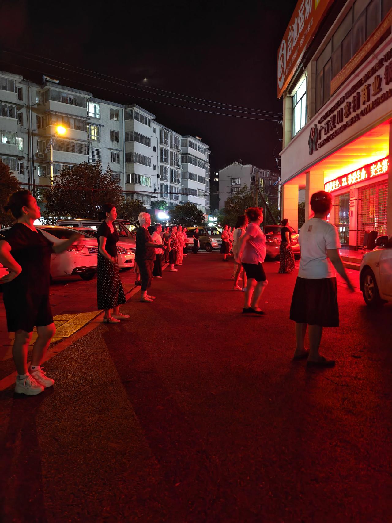 小城夜晚的烟火气
 
夜幕笼罩灵川街道，街边路灯亮起暖光，农商银行门前的空地上，
