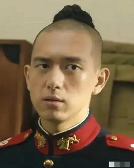 李现 魏大勋，我真的没空陪你们闹了！
压了五年的《人生若如初见》这发型一看真的两