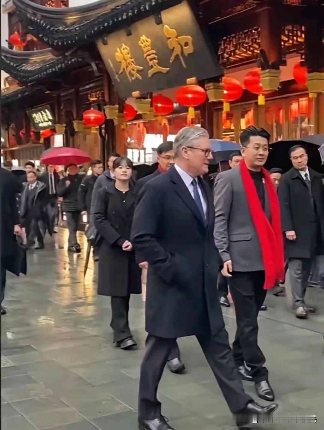 英国首相逛豫园太接地气！拒清场拼伞买月饼，主打一个入乡随俗
 
谁能想到英国首相