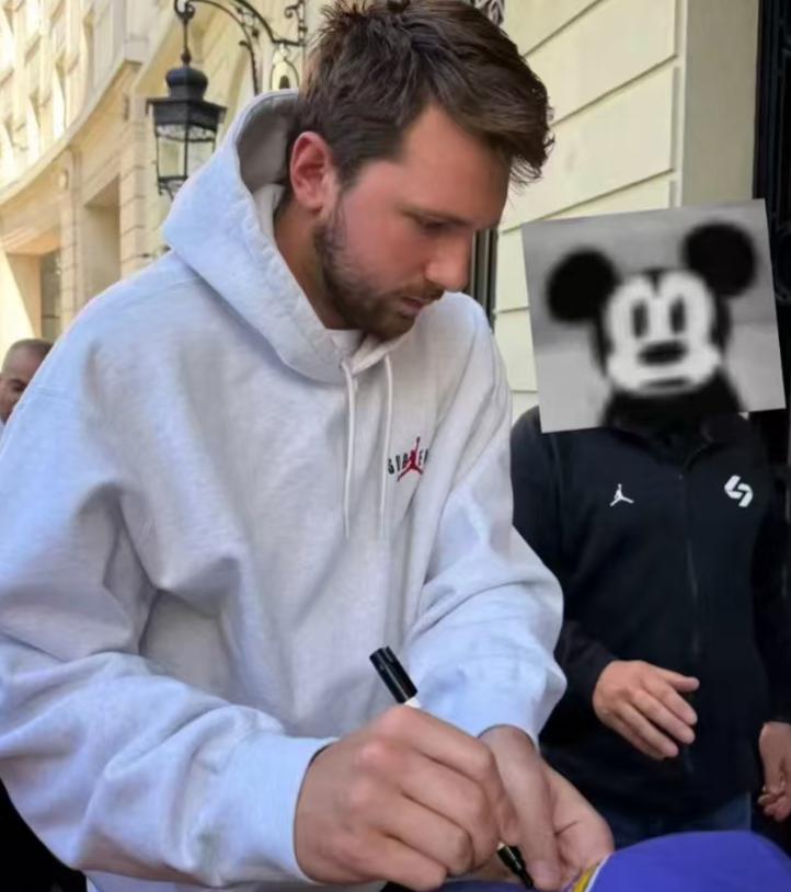 东契奇现身了，受伤后首次亮相，看上去状态不错！
今天有网友晒出了东契奇给他签名的