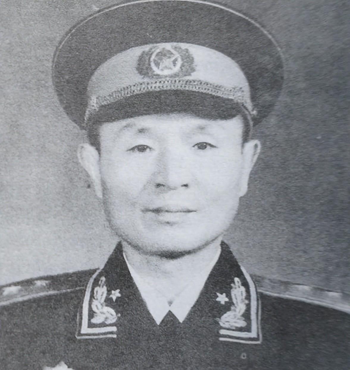 他曾任野战军参谋长后转任纵队参谋长，又晋升为兵团参谋长，哪里缺人就调到哪里！
1