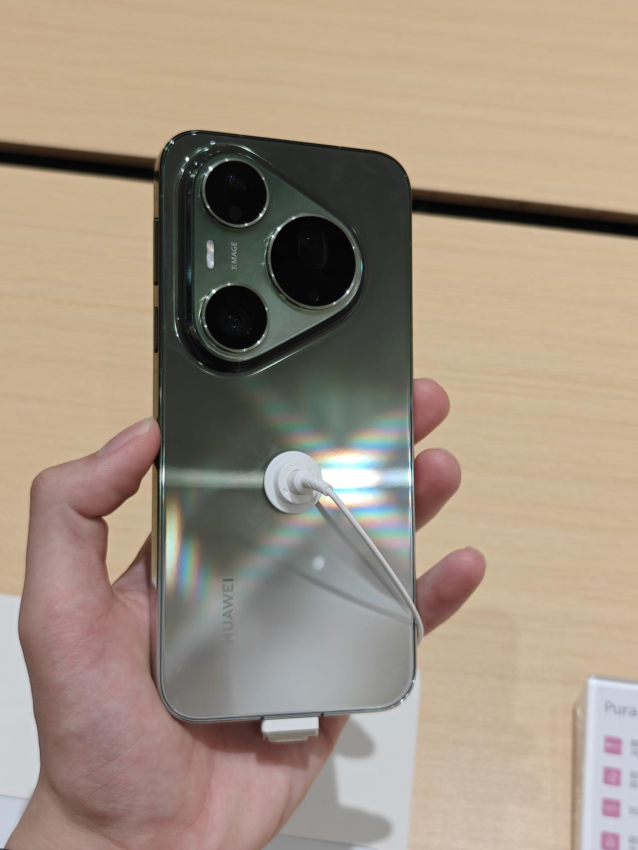 没有人觉得华为这个翡翠湖比橘子海好看吗？
你们都喜欢橘子海，但我独爱翡翠湖，很像