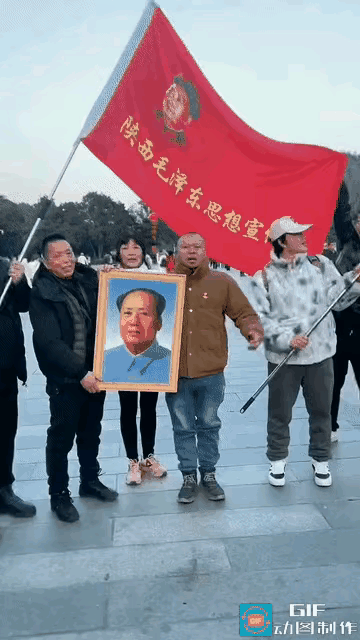 据说，中间这个高歌“照得咱心里亮”的人就是毛成功。他的标签是“爱国网红”，好像有