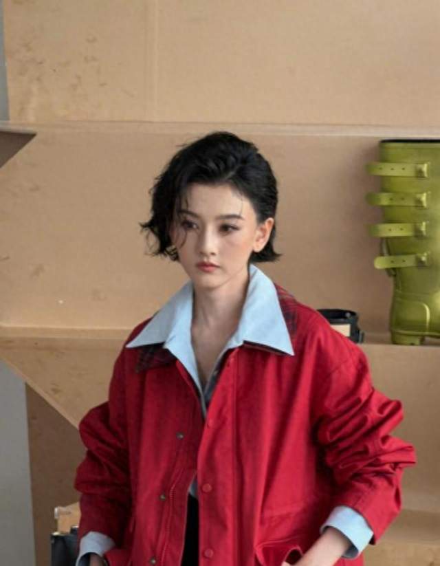 剪落长发，宋祖儿以湿发短发惊艳蜕变