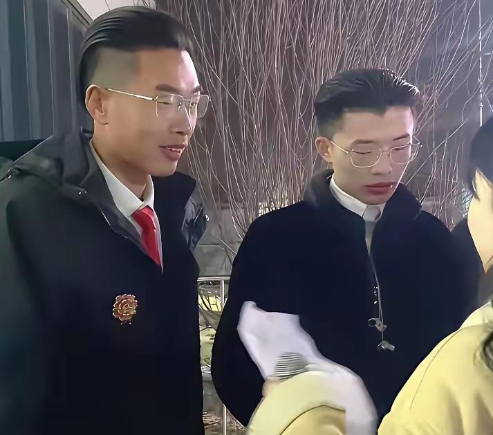 不得不感叹血缘与基因的神奇！郭有才和表弟罕见同框现身，画面格外吸睛。

两人五官