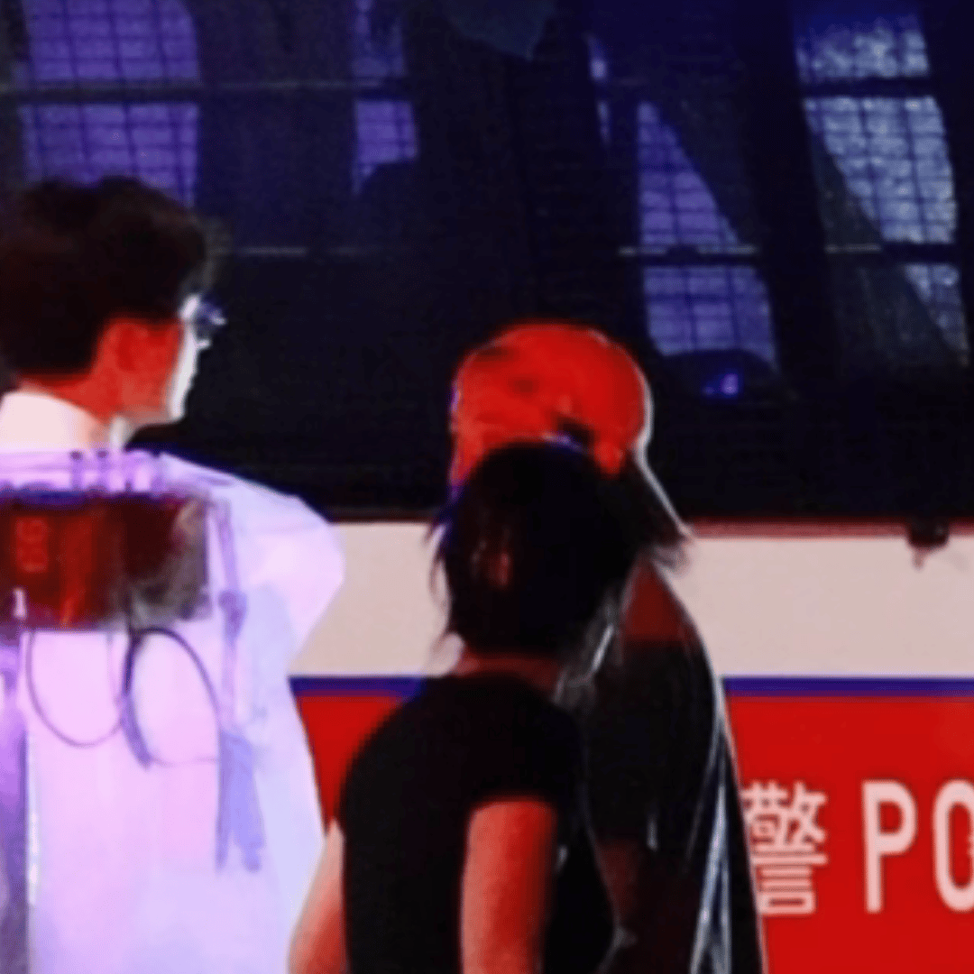 黑夜和凌乱的灯光也掩盖不住美人胚子的骨相光是看被昏暗的光线勾勒出的轮廓都让人觉得