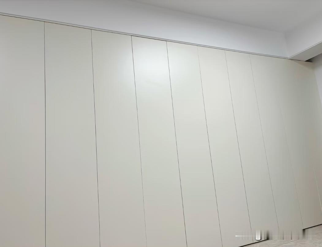 哦豁！客厅顶天柜太单调了， 求网友支招😭
谁懂啊！当初为了收纳做了整排顶天柜，