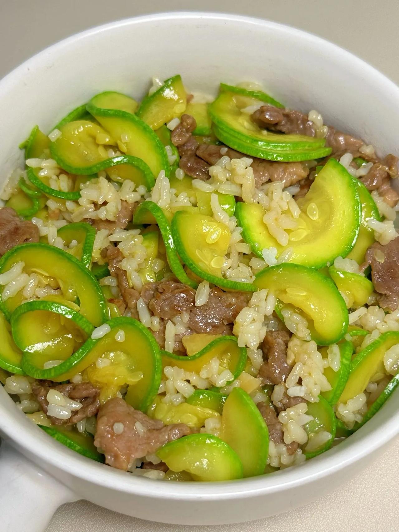 减脂期的姐妹，千万要试一试这个减脂美食！
西葫芦牛肉饭，清清爽爽，牛肉嫩滑！裹上