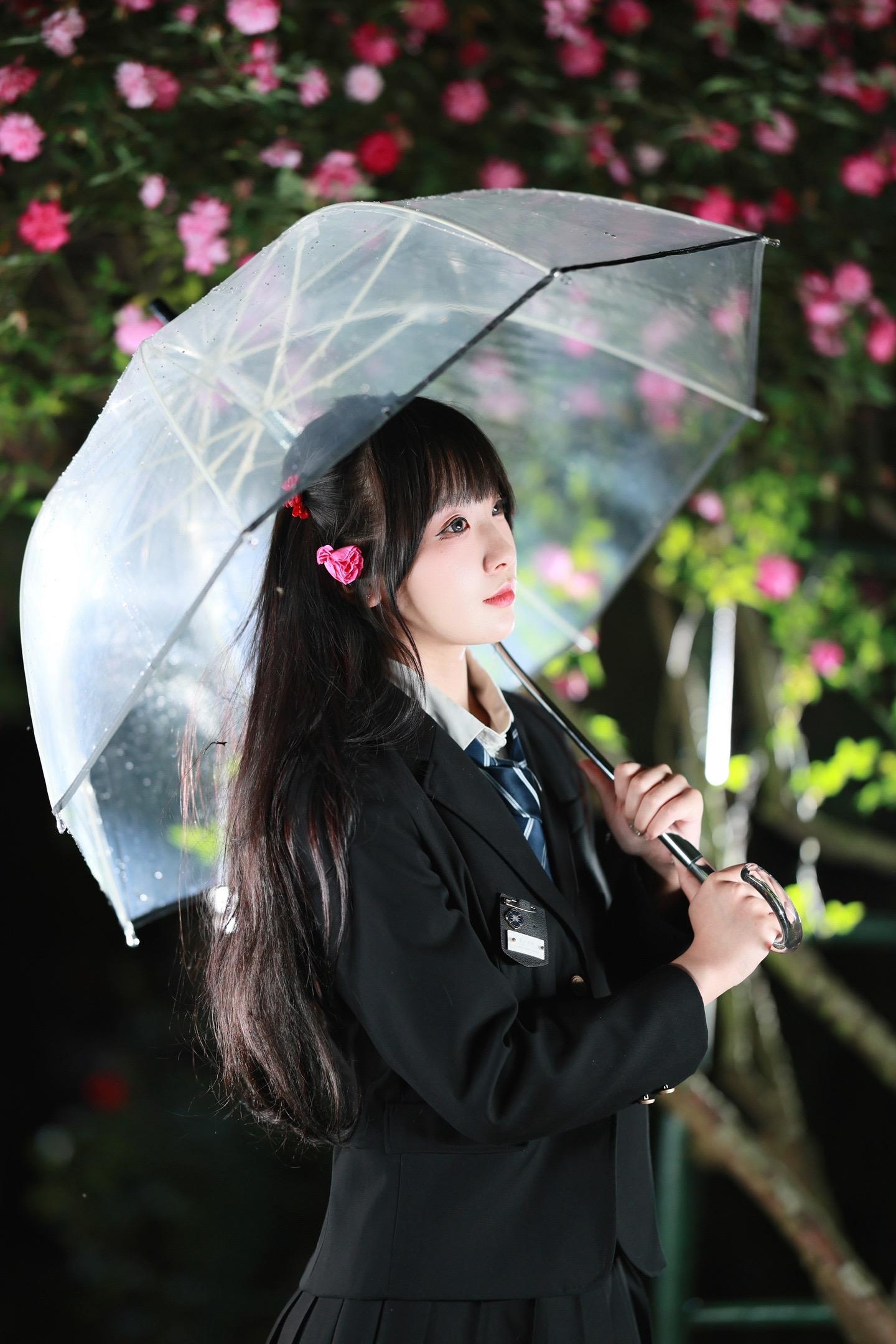 这个世界，花一直开。📍：常州紫荆公园
📷：佳能R6 Mark2➕RF85mmf1.2
💄：JK制服
🧚🏻： 
🔖：蔷薇的花语：纵使世界偶尔凉薄，内心任然繁花似锦！