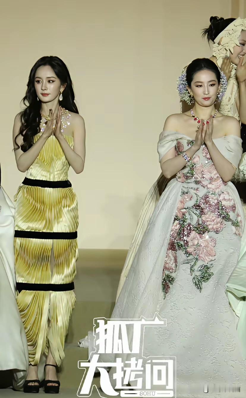 年年VOGUE盛典都是美女如云，今年杨幂和刘亦菲同场争艳，两个人美得各有千秋。