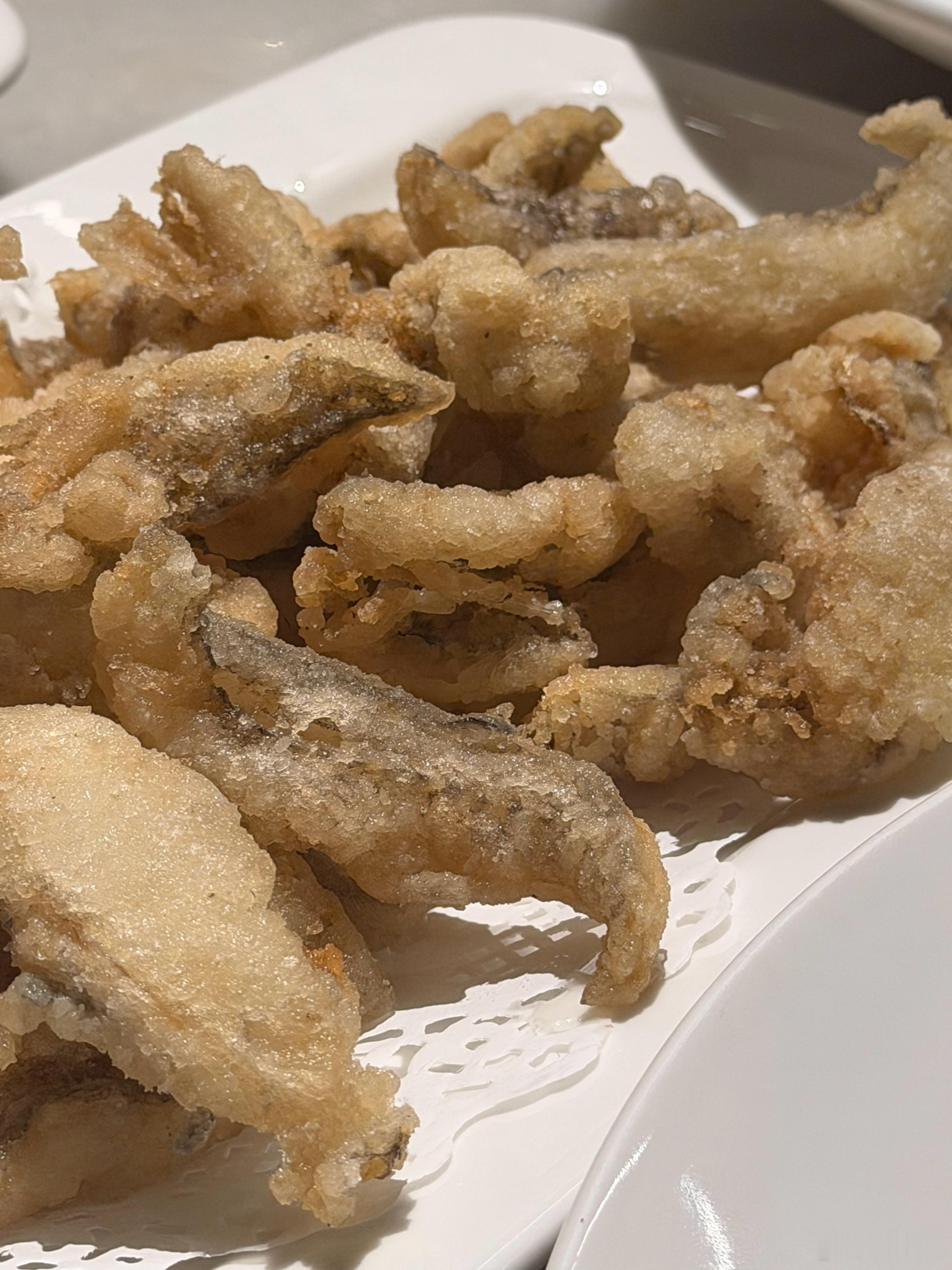 先点了红烧豆腐鱼，加菜的时候点了椒盐九肚鱼，越吃越感觉两种鱼口感好像，肉都嫩嫩的