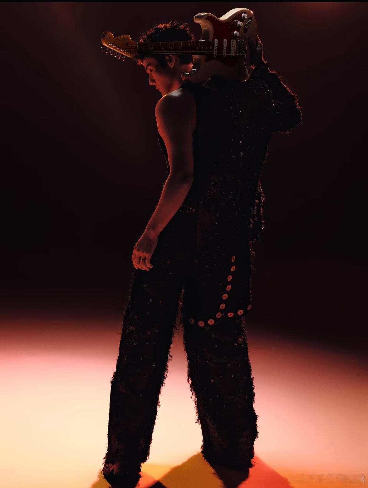 李荣浩 好真诚一男的 18分钟一镜到底讲解电吉他怎么选粉丝随手一评，李荣浩看到就