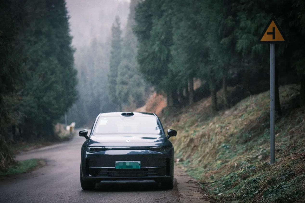 谁说新势力不行的？零跑已经成为第二家盈利的新势力了。

当初给家里买零跑C10的