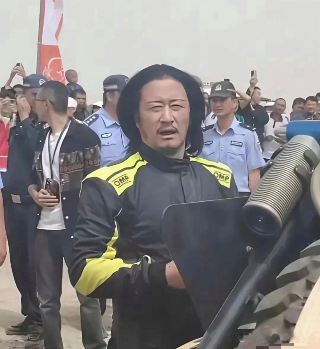 吴京确实是满族人！不化妆时，他那五官，一看就是满族人的典型模样。 