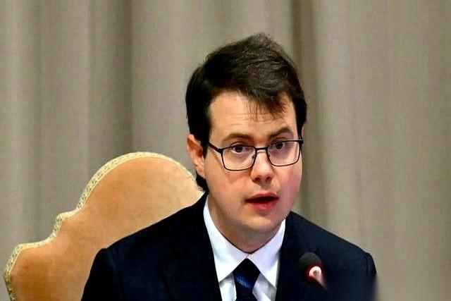 美国AI巨头Anthropic的高管克里斯托弗·奥拉，在过去一年里多次把全球各地