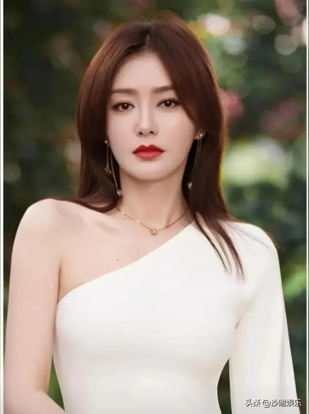 秦岚，自嘲像狼外婆！

在最新一期《亲爱的客栈》里，秦岚大大方方交代了这件烦心事