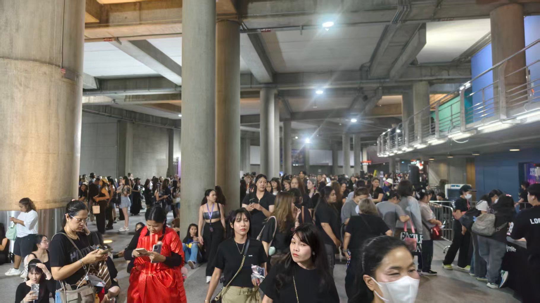 王嘉尔泰国巡演假期新景点 震撼到失语！体育场化作沸腾的熔岩，每寸空气都在为Jac