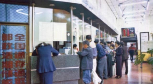中国邮政真是个神奇的企业！1998年邮电分家后，邮政第一年就亏了179亿，成了全