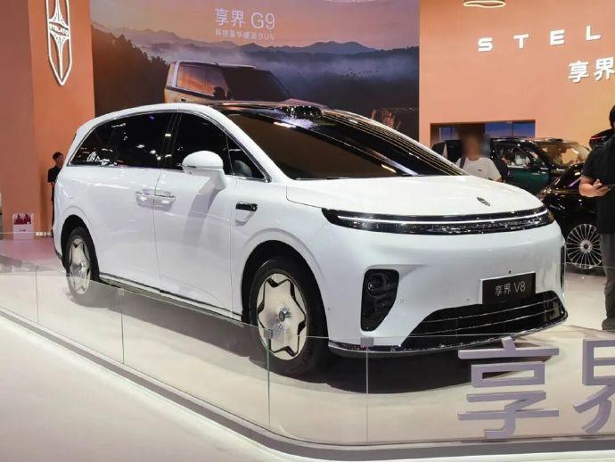 享界V8首发亮相