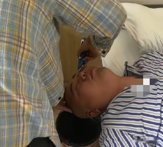 近日，河南郑州，一男子骨折住院做手术，朋友们接二连三地来到病房看望，男子称，伤口