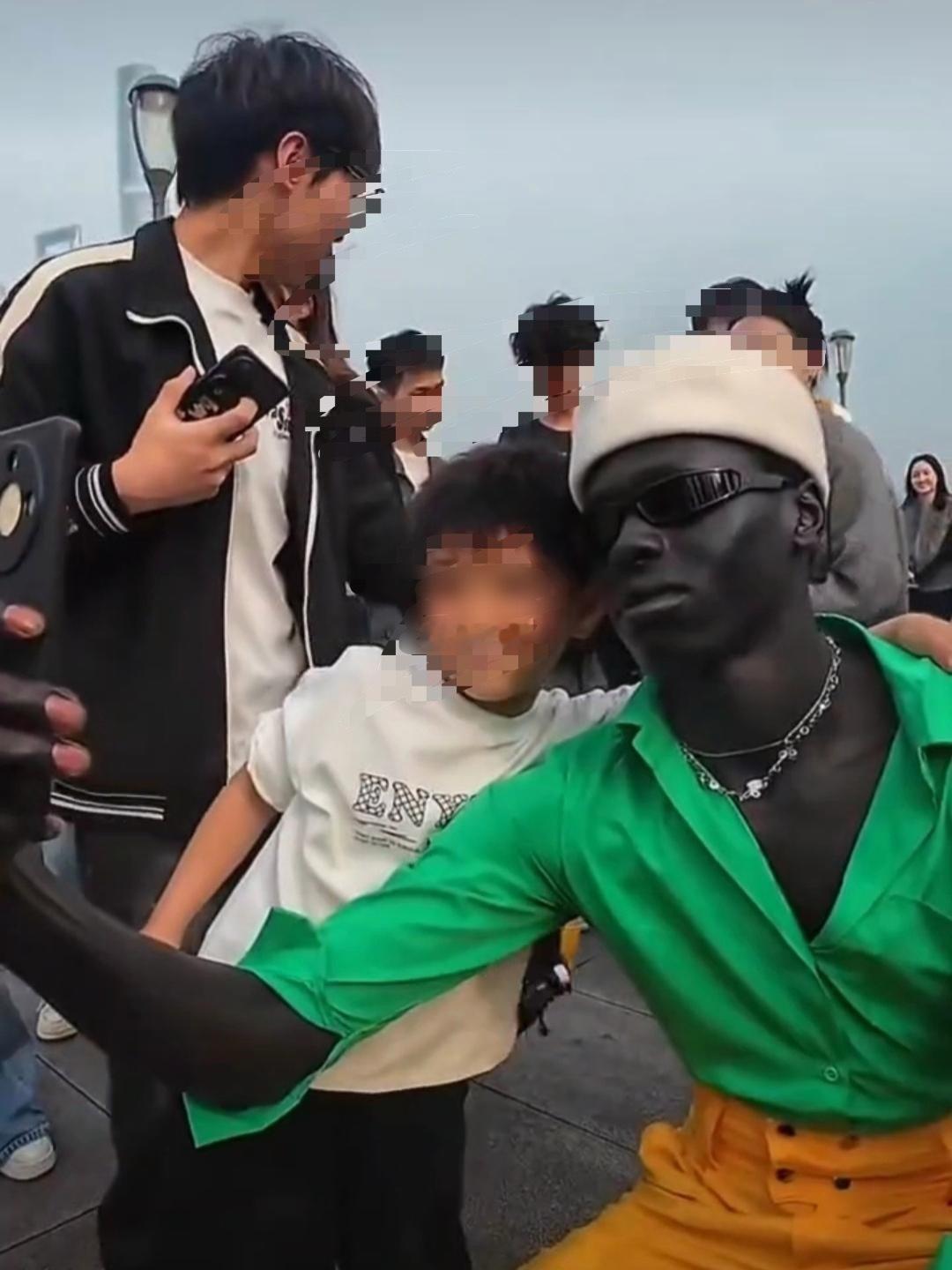 上海外滩一位穿着时尚的黑人小哥 求合影的人一个接一个 