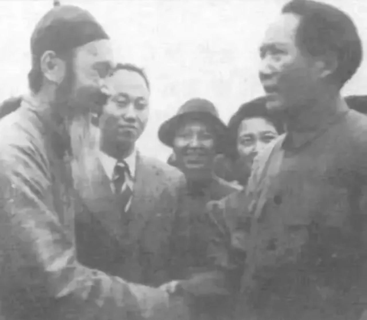 很多人不知道，1945年毛主席赴重庆谈判，刚下飞机第一个伸手迎上去握手的，不是国