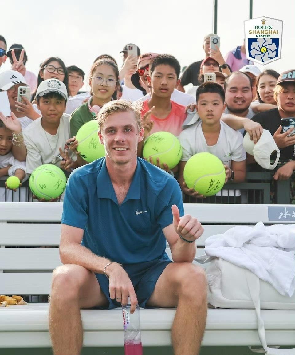 沙波瓦洛夫也是有粉丝的这么多人围着他他非常高兴沙波瓦洛夫说：“谢谢大家支持我！”
