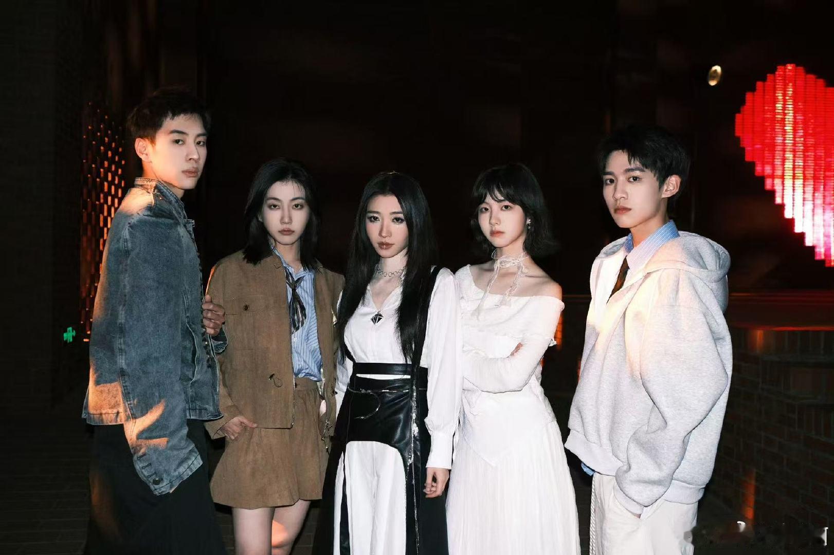 短剧顶流再就业奋斗吧人生从短剧高光走来，对抗AI时代的内卷与淘汰。陈添祥、王格格