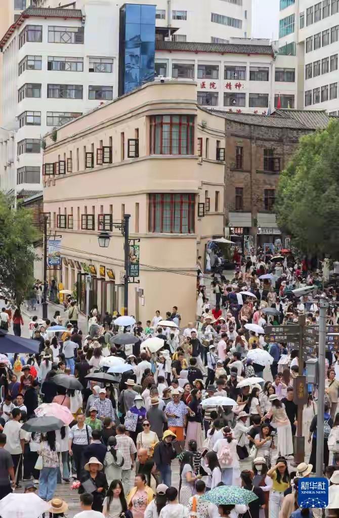 昆明：漫步在老街，吹着凉爽的微风，看着充满特色的建筑，无疑是一种生活的享受。
