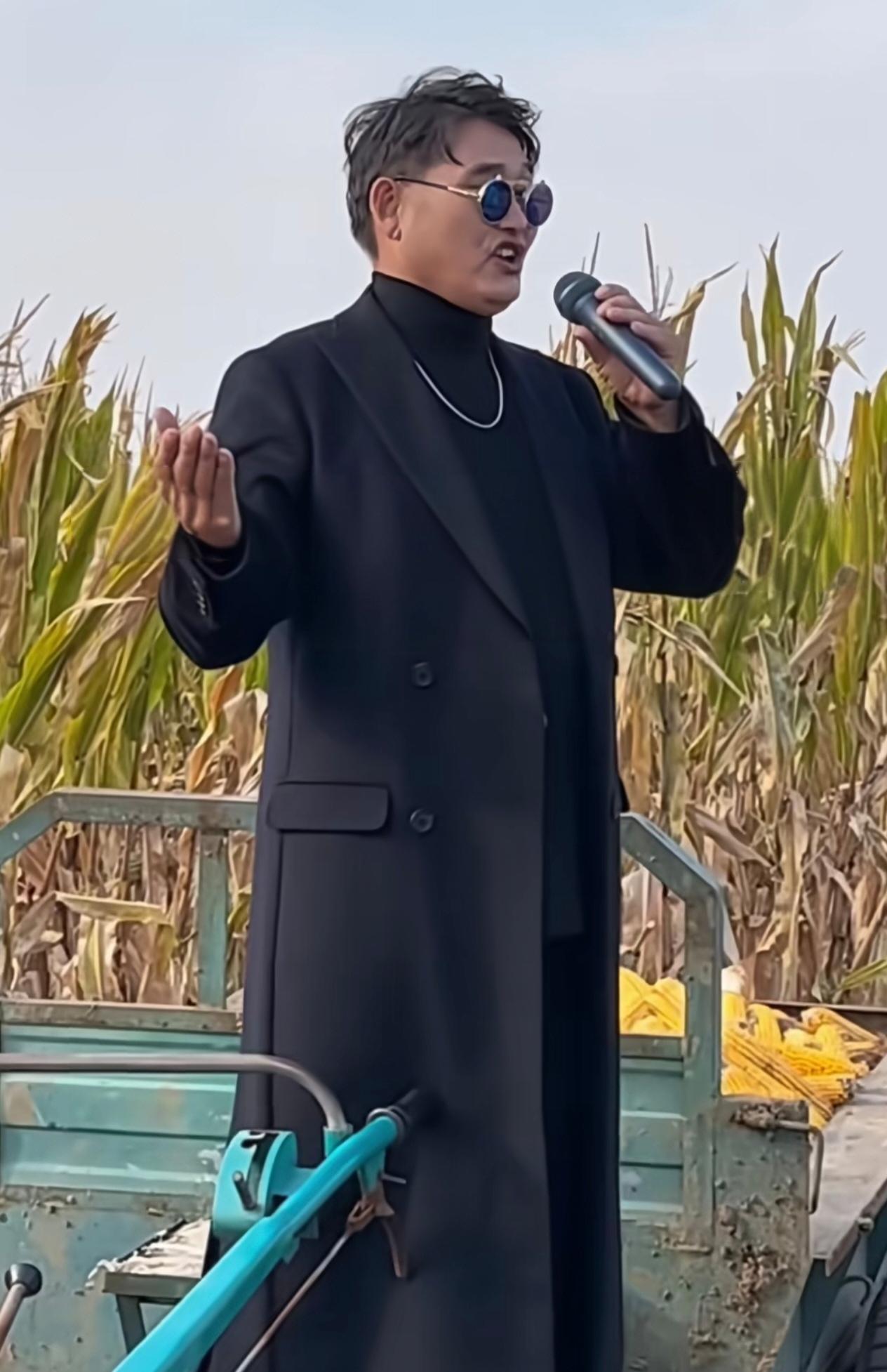 2022年10月田间拍摄画面，解锁截然不同的大衣哥朱之文！

一身长款黑风衣搭配