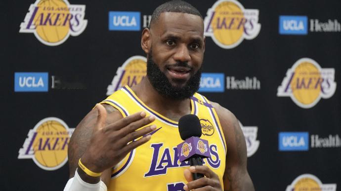 NBA：湖人媒体日詹姆斯暂时不谈退役
北京时间9月30日凌晨，詹姆斯出席湖人新赛