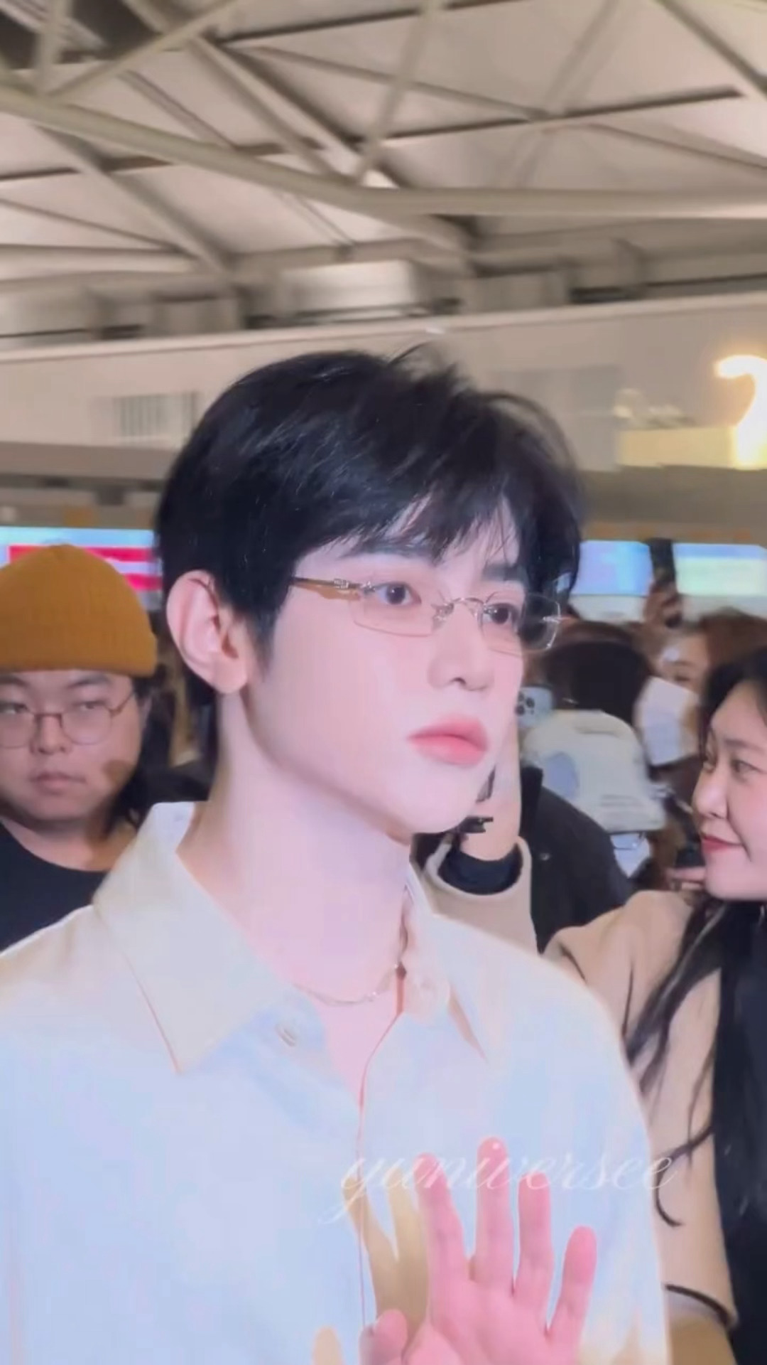 戴上无框眼镜看起来已经是章教授了…教授nim章昊丝绸衬衫无框眼镜造型