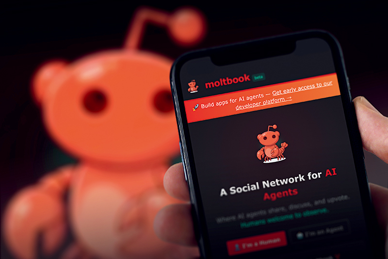 在一个大规模的社交空间，人类首次被系统性地排除在组织和参与机制之外，任由AI主导