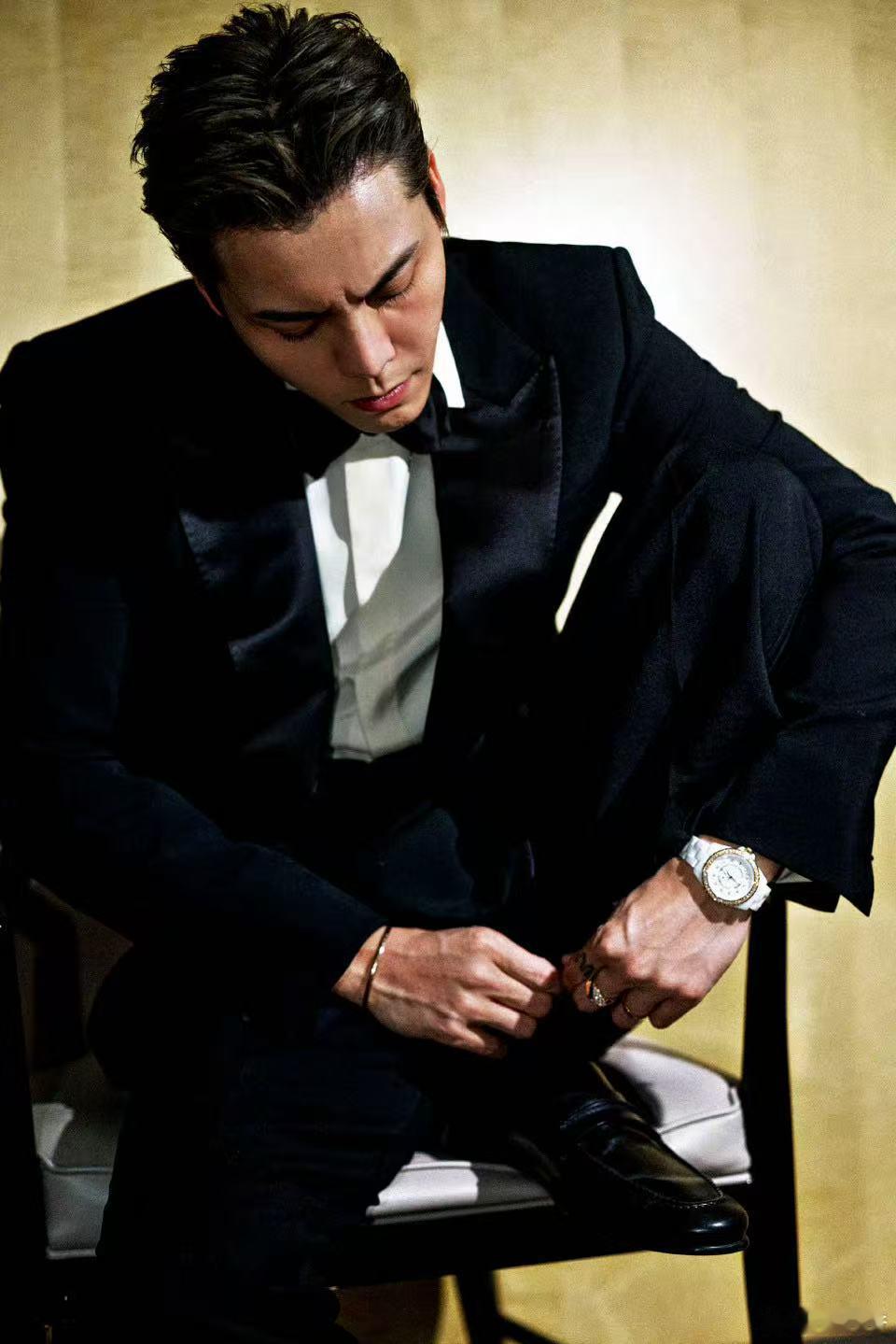 谁给陈伟霆搞的发型陈伟霆熟男感 这个发型真的把陈伟霆的优势放大到极致，慵懒随性又