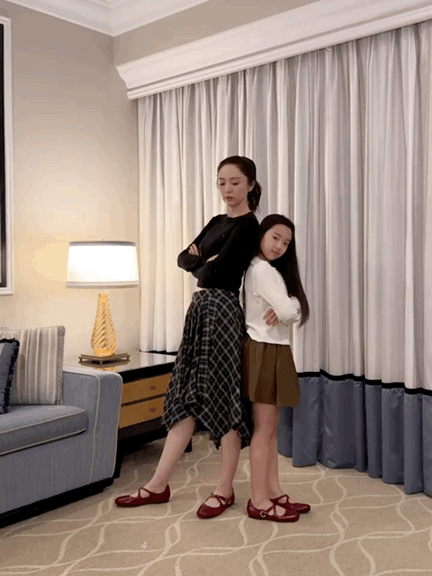 董璇小酒窝合体跳技能五子棋喜人奇妙夜 技能五子棋之歌的歌词充满了创意和想象力，配