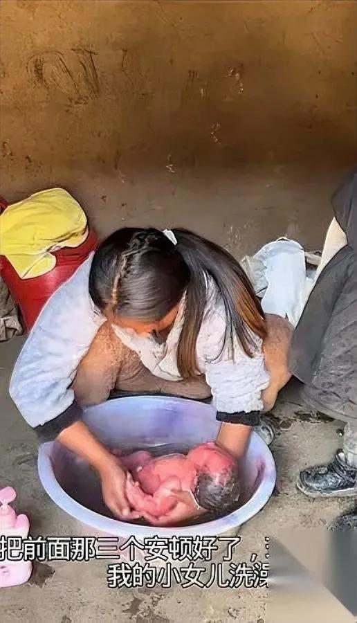 刷到条抖音，我手都攥紧了。

99年的四胎妈妈，顺产第6天就带着四个娃出门——大