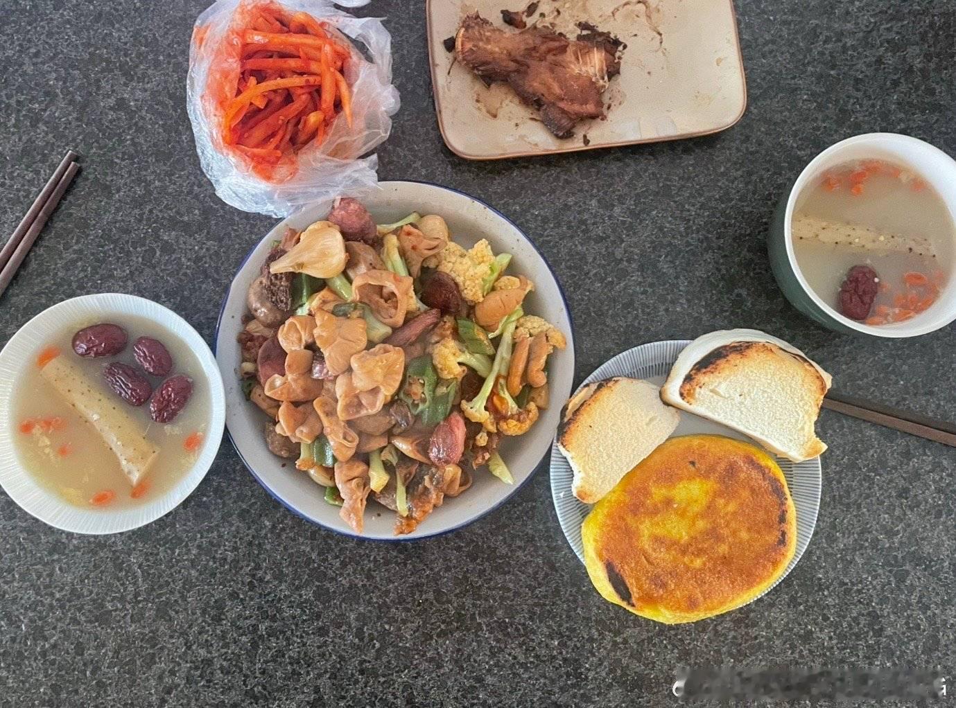 大家的早餐  总结完大家的早餐，这个周末也就算过去差不多了。外面的月亮正明，离圆