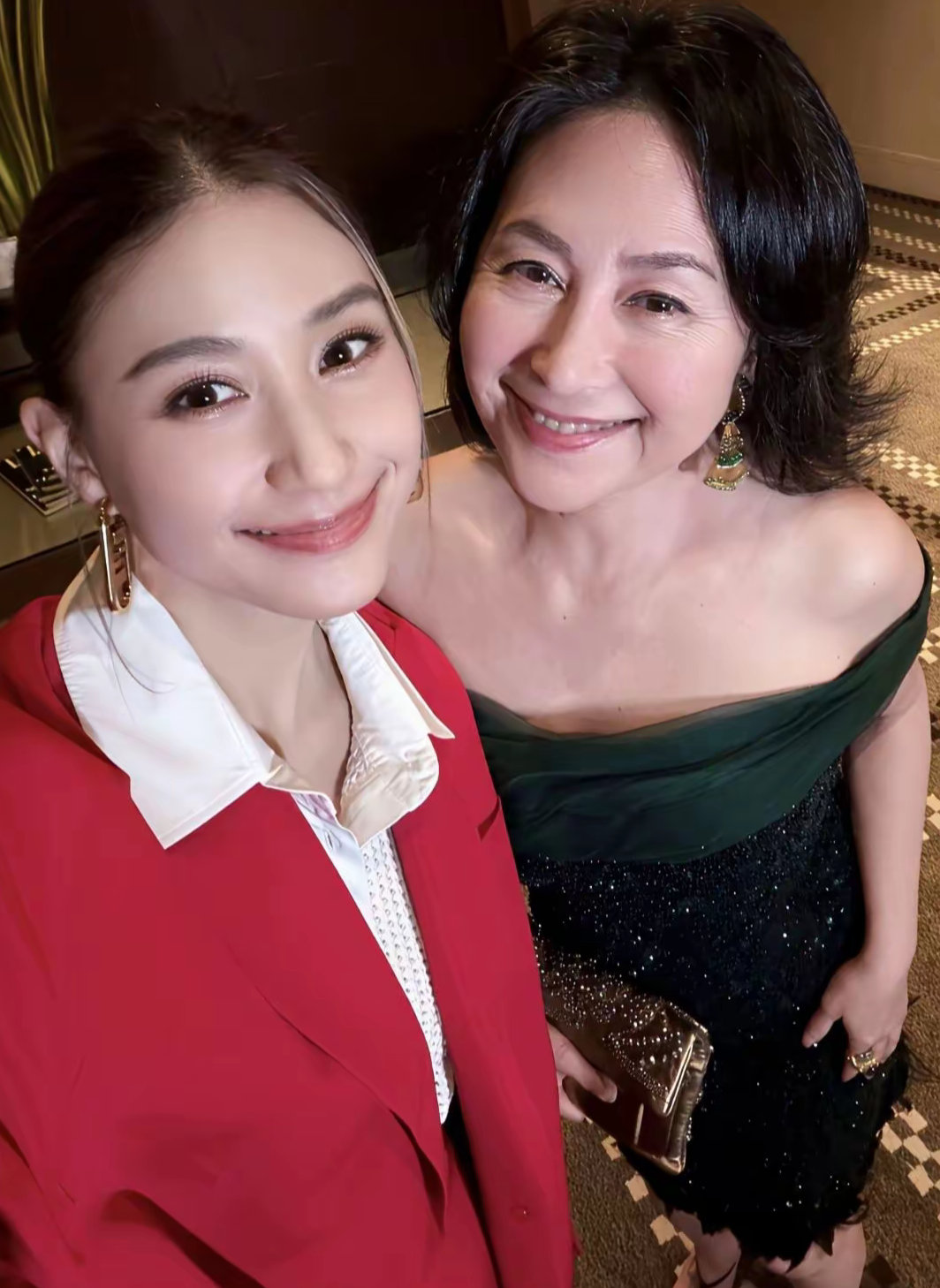 何超琼与何超莲一起参加活动，姐妹俩的感情真好！ 