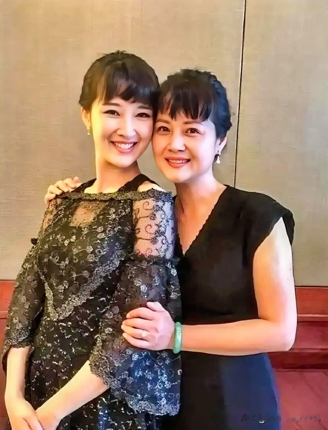 如萍和女儿奚望一起的合影，她们两个人的脸上都洋溢着幸福的笑容，这是我见过重组家庭