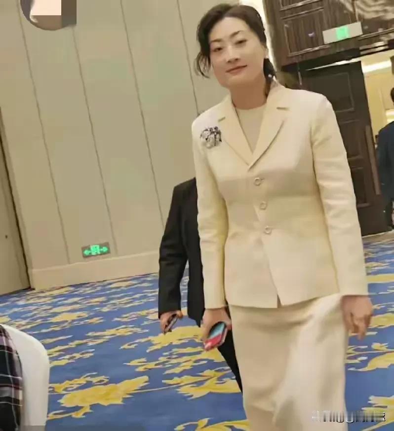 发现没？
娃哈哈经销商大会，
宗馥莉再次亮相，
有4个特点：

第一个特点，
