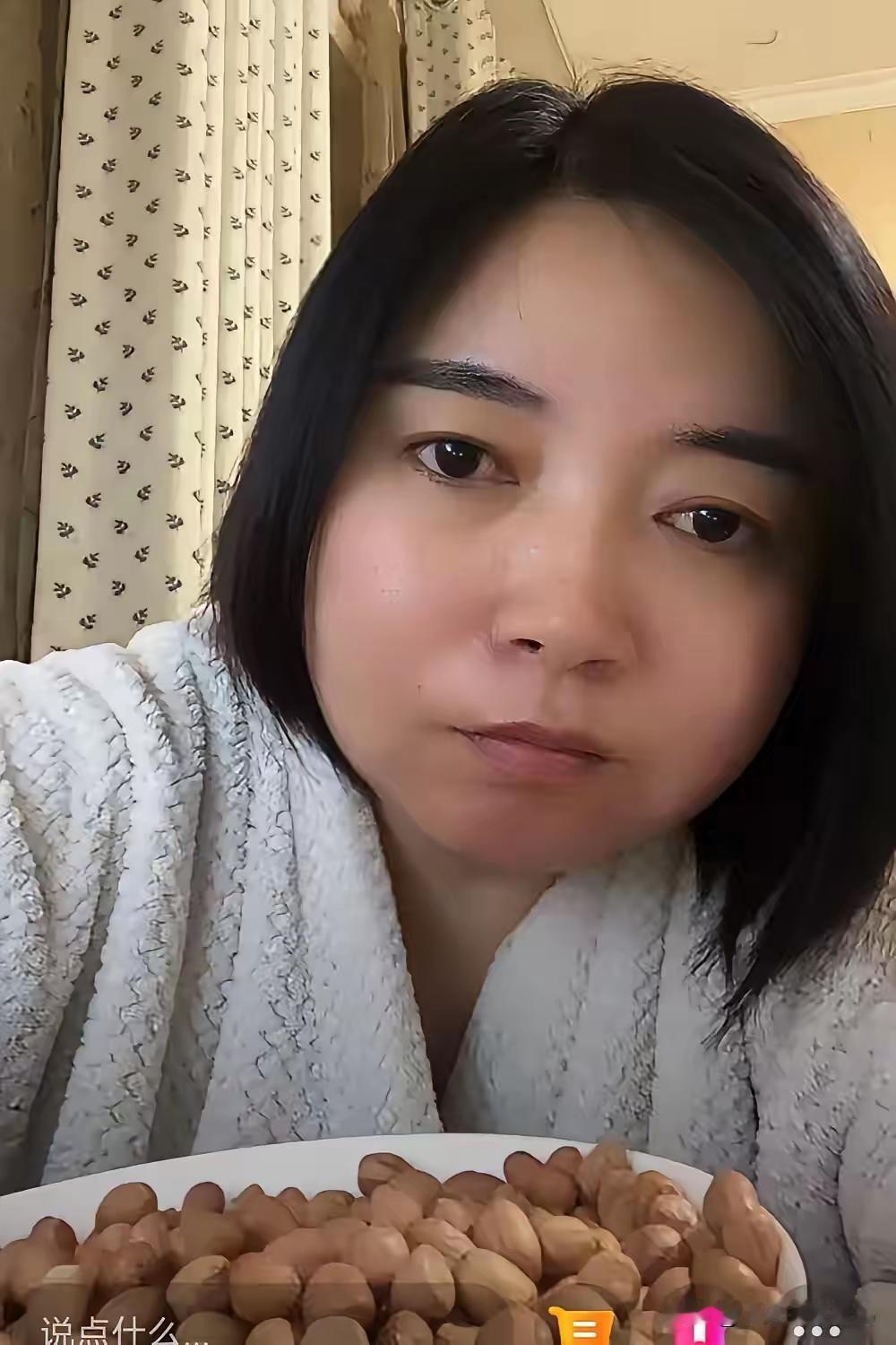 许久没见的堂嫂又出来了！
这次卖花生，但整个人看着都不一样了。
 
眼神里满是忧