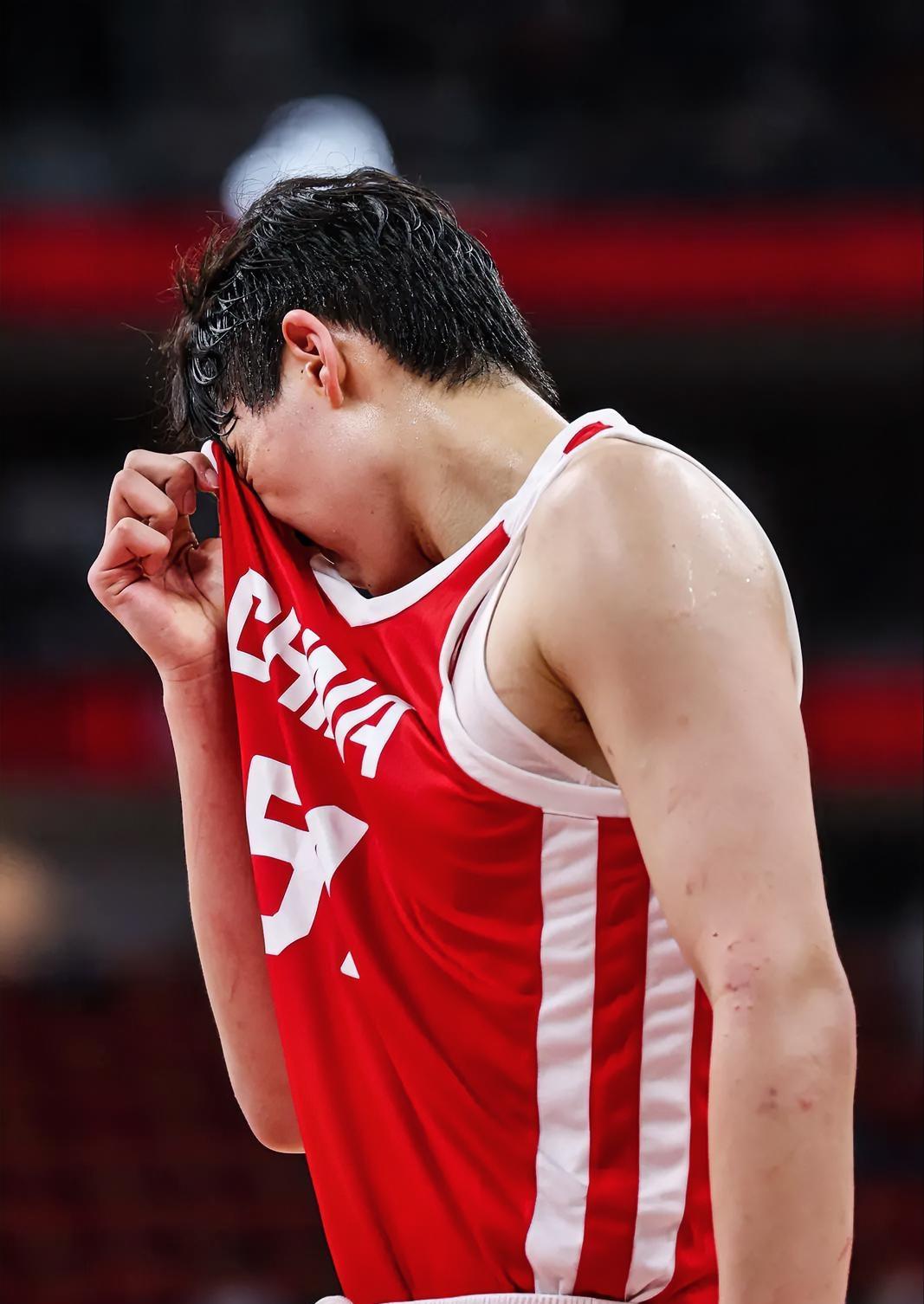 中国男协这回彻底坐不住了！
随着杨瀚森重返NBA夏季联赛，我们发现了一个奇怪的现