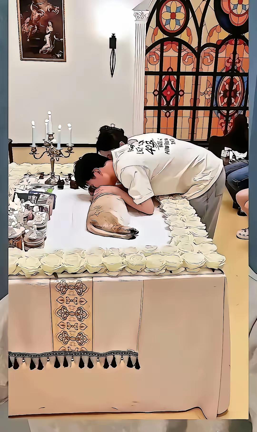 开始还没看清楚，也没弄明白，一群人悲悲切切坐在一边，床上的一条狗子躺着，以为又在