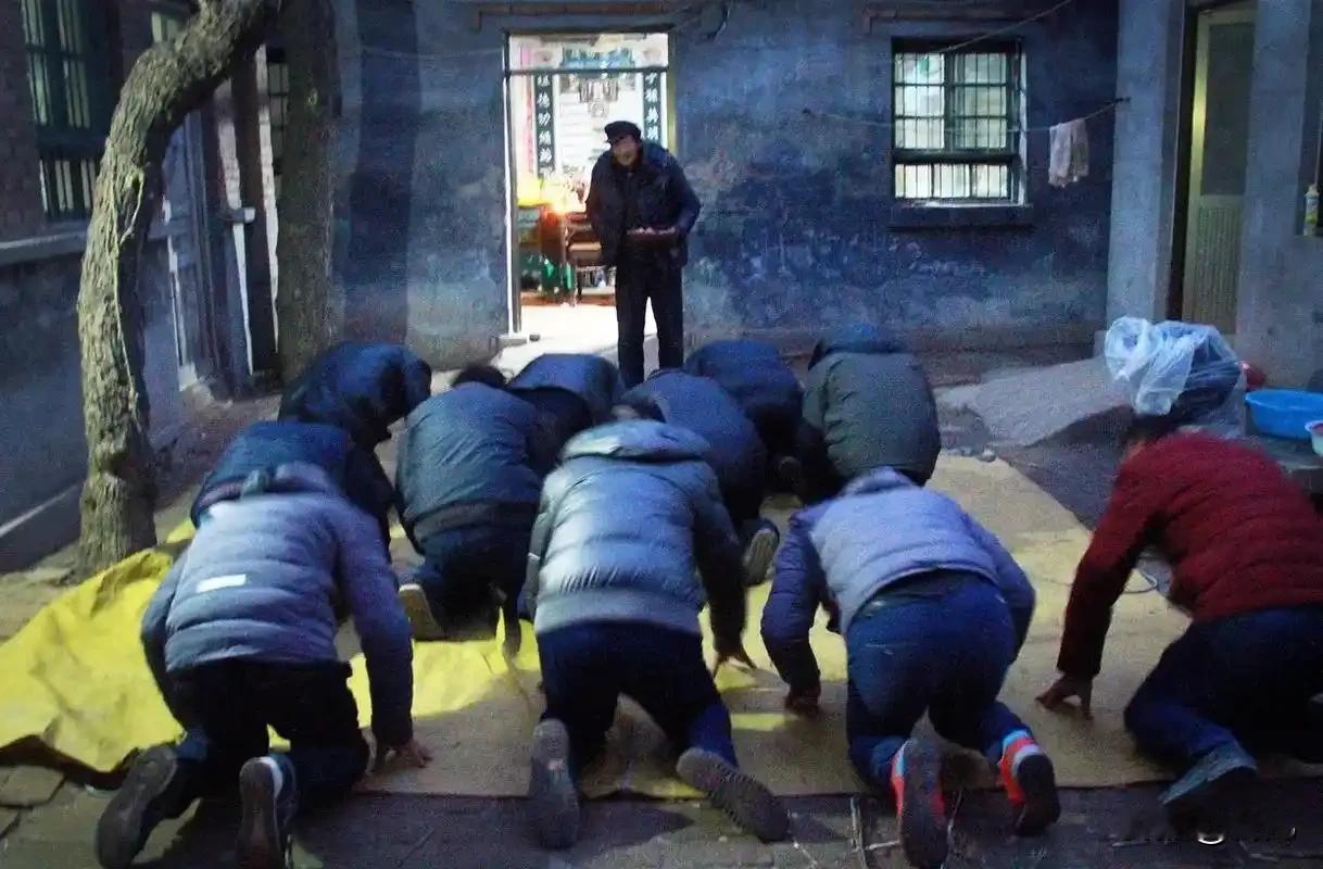 大年初一冀南农村磕头拜年讲究多。
拜年是冀南农村过年的高潮，初一凌晨三点家家户户