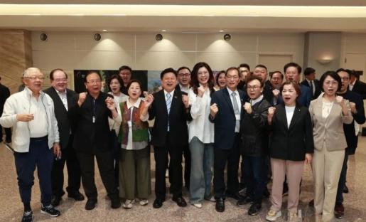 一次普通返台引发巨大政治震动：郑丽文现身桃园机场，岛内对立情绪全面升温

麻烦看