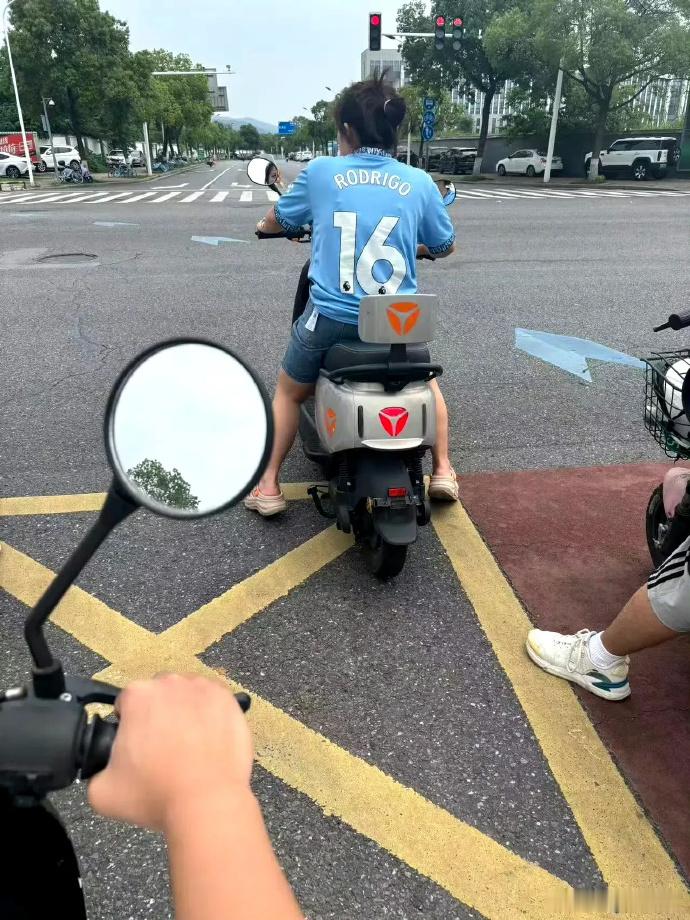 偶遇一位曼城球迷，身穿的球衣而且还是罗德里的球衣，看来罗德里还是有一些粉丝的。足
