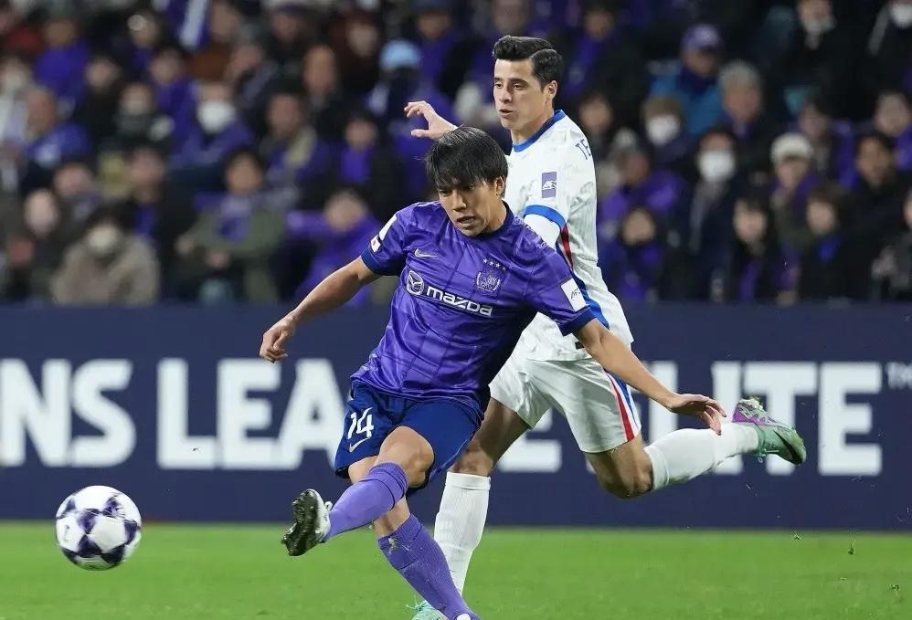 六外援撕开一道裂缝，庆祝香槟变成了苦酒。
你引以为傲的蓝色军团，在32岁生日这天